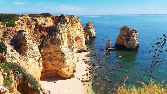 Les célèbres plages de l’Algarve  et la cuisine typique .