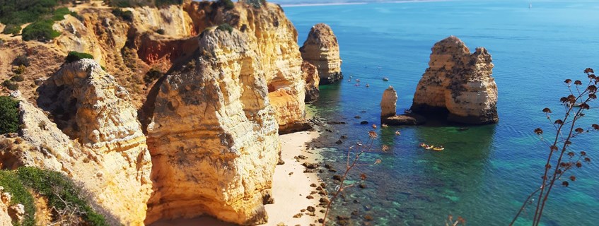 Die berühmten Strände der Algarve  und typische Essen .