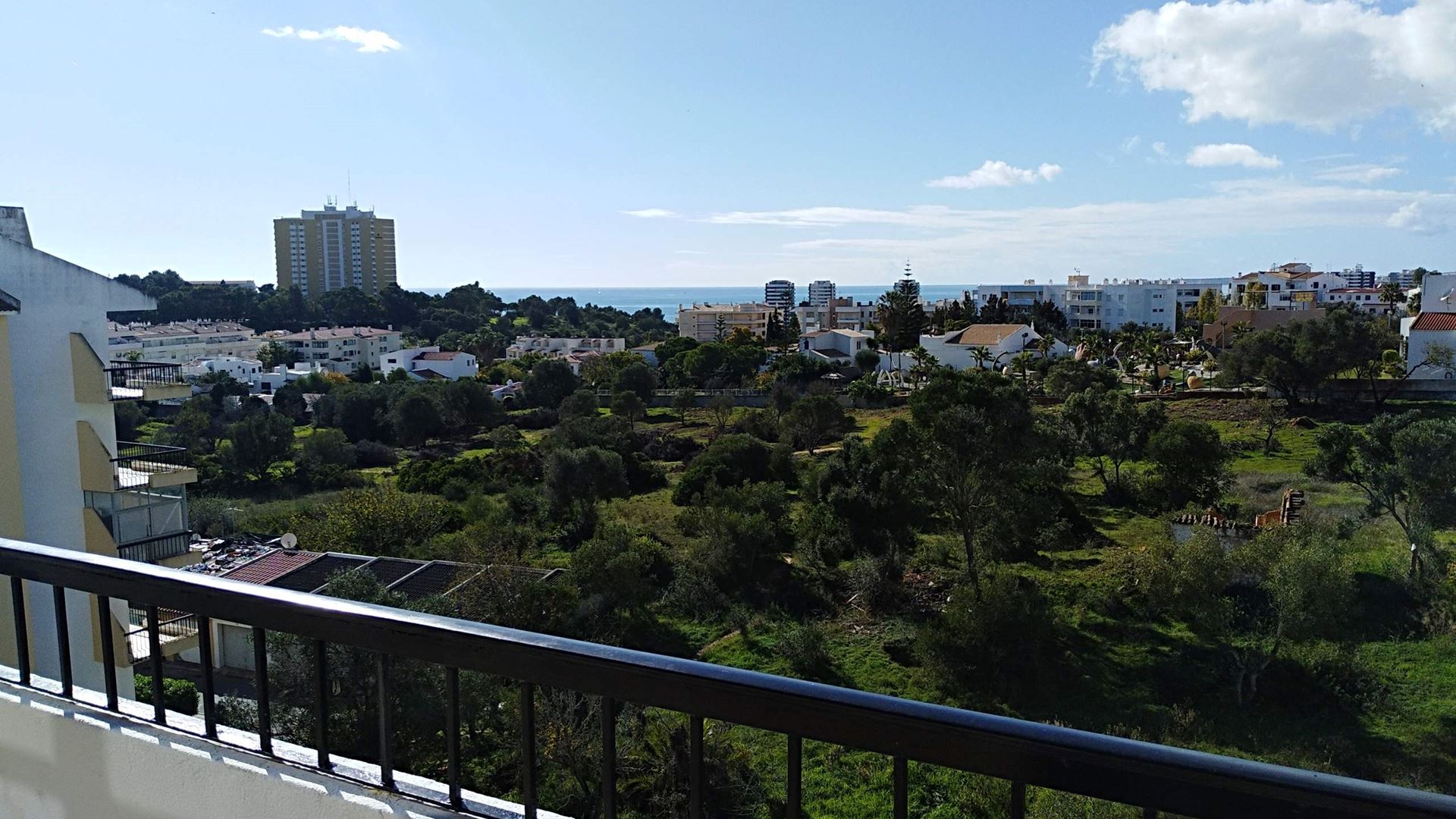 Land with sea view located in Alvor for construction 