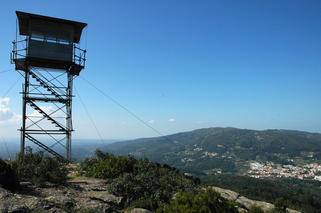 O local ideal para viver  é no campo, longe da cidade, mas perto e como exemplo temos  a vila de Monchique para apresentar .