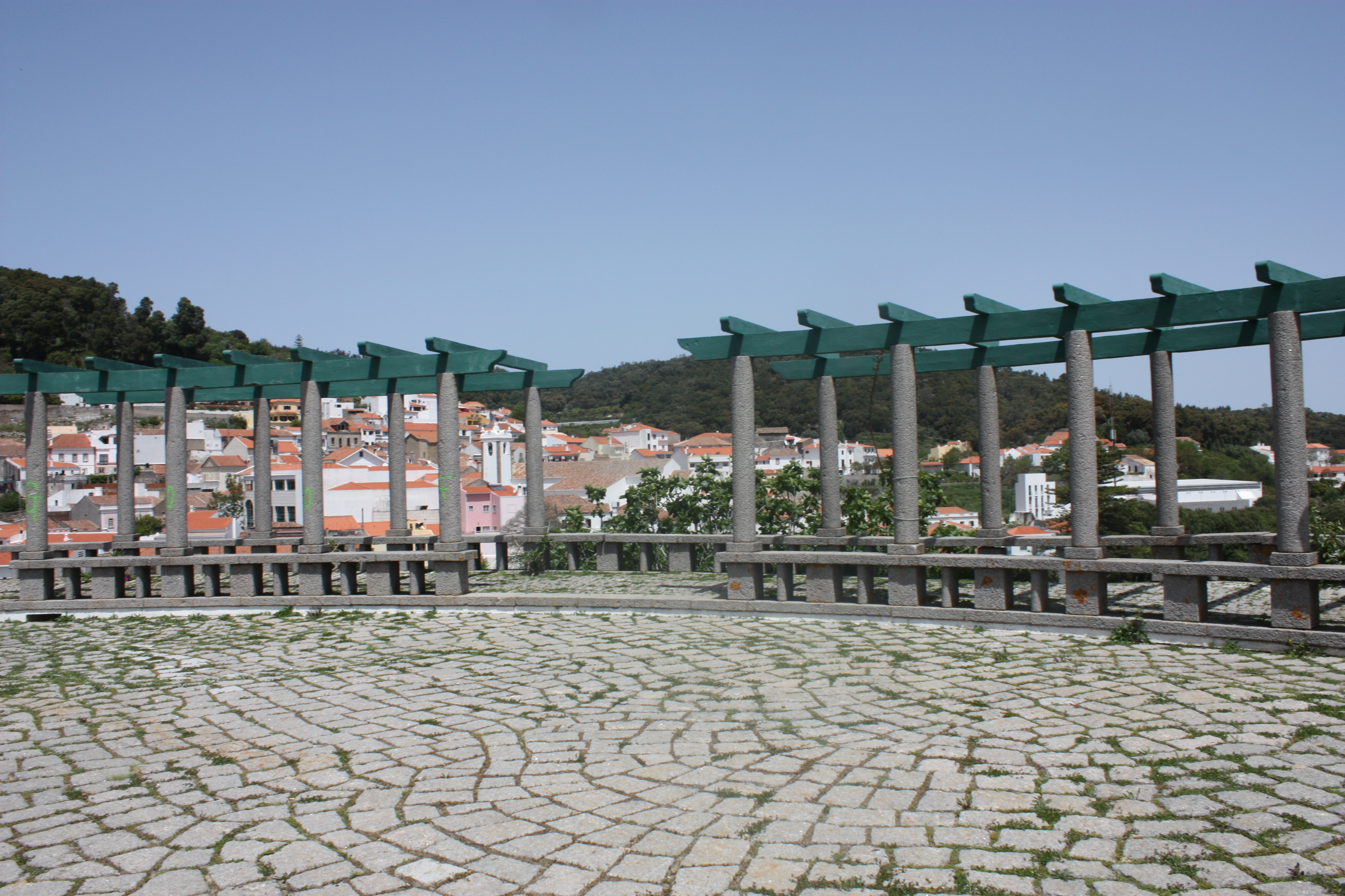 O local ideal para viver  é no campo, longe da cidade, mas perto e como exemplo temos  a vila de Monchique para apresentar .