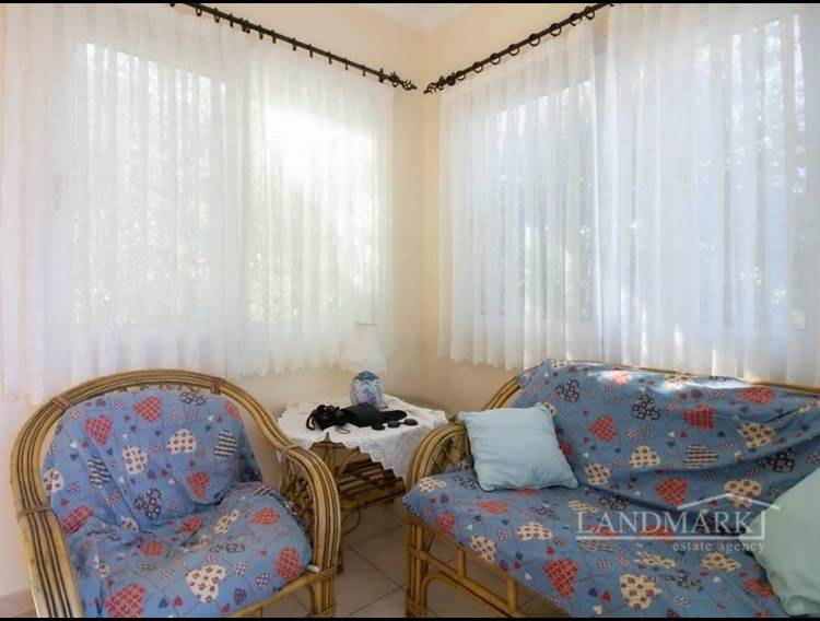 فيلا 3 غرف نوم للبيع + مسبح فائض 8 م × 4 م + تكييف هواء + تدفئة مركزية + تراس كبير على السطح 