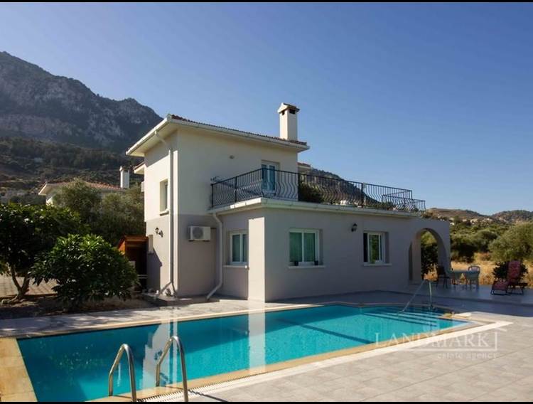 Villa mit 3 Schlafzimmern + 8m x 4m Überlaufpool + Klimaanlage + Zentralheizung + große Dachterrasse 