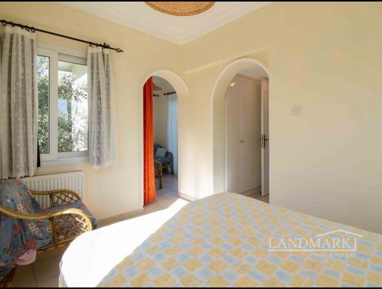3 yatak odalı ikinci el villa + 8m x 4m taşma havuzu + klima + merkezi ısıtma + geniş çatı terası 