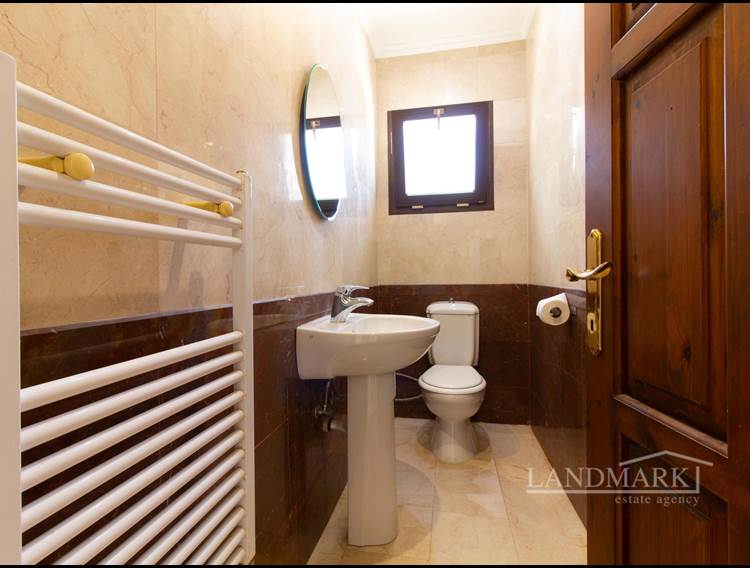 LUXUS-Villa mit 4 Schlafzimmern + 13,7 m x 5 m Pool + voll möbliert + Marmorboden + Zentralheizung + Klimaanlage + Eigentumsurkunde im Namen des Eigentümers, Mehrwertsteuer bezahlt 