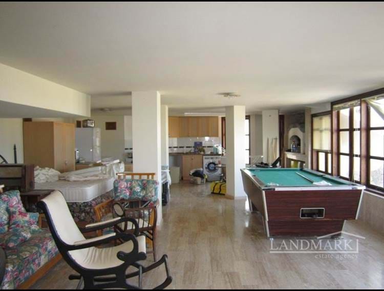 LUXUS-Villa mit 3 Schlafzimmern + 12m x 6m Swimmingpool + Zentralheizung + Klimaanlage + Marmorboden + Haushaltsgeräte + Granitarbeitsplatten + natürliches Quellwasser