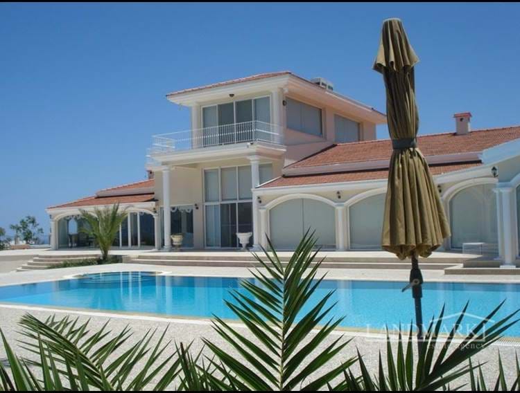 4/5 bedroom villa + ½ Olympic size pool + fully furnished + integrated central heating and air conditioning + kitchen appliances + observatory + exceptional viewsTitles in the owner’s name and VAT paid