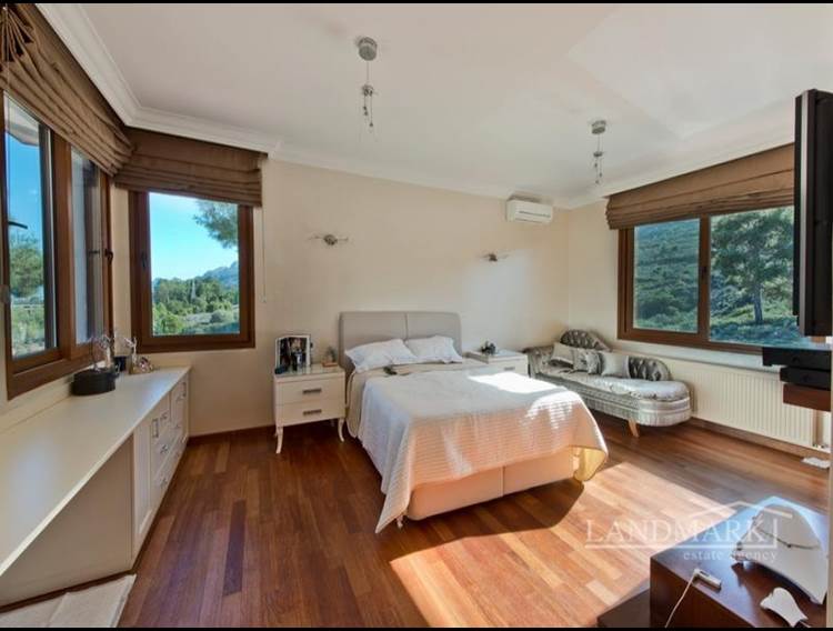 4/5 yatak odalı LÜKS villa + geniş arsa büyüklüğü + tamamen mobilyalı + yüzme havuzu + personel evi + mahremiyet