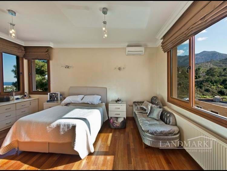 4/5 yatak odalı LÜKS villa + geniş arsa büyüklüğü + tamamen mobilyalı + yüzme havuzu + personel evi + mahremiyet