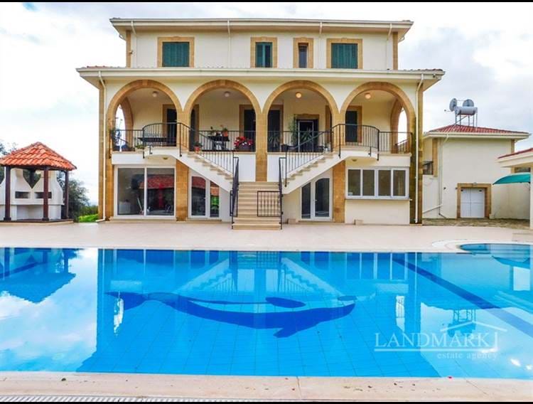 LUXUSVILLA mit 5/6 Schlafzimmern + Bungalow mit 2 Schlafzimmern + riesigem Swimmingpool Große Grundstücksgröße Eigentumsurkunde im Namen des Eigentümers Mehrwertsteuer bezahlt vor 74 Türkische Eigentumsurkunde