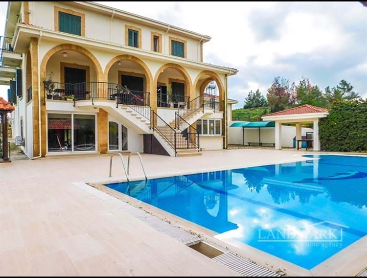5/6 sovrum LYXVILLA + bungalow med 2 sovrum + stor pool Stor tomtstorlek Lagfart i ägarens namn Vat betald före 74 Turkisk lagfart