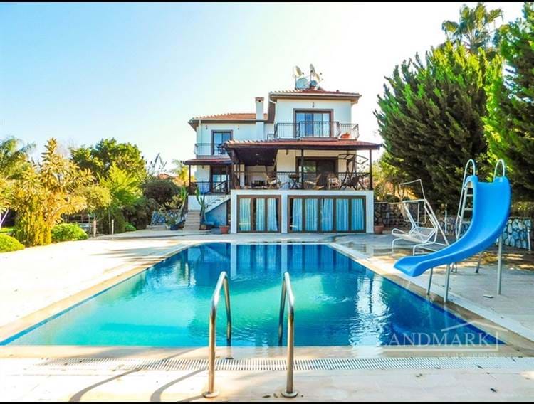 3 yatak odalı + dağ ve deniz manzaralı+ klimalı + 10m X 5m yüzme havuzlu Satılık Villa