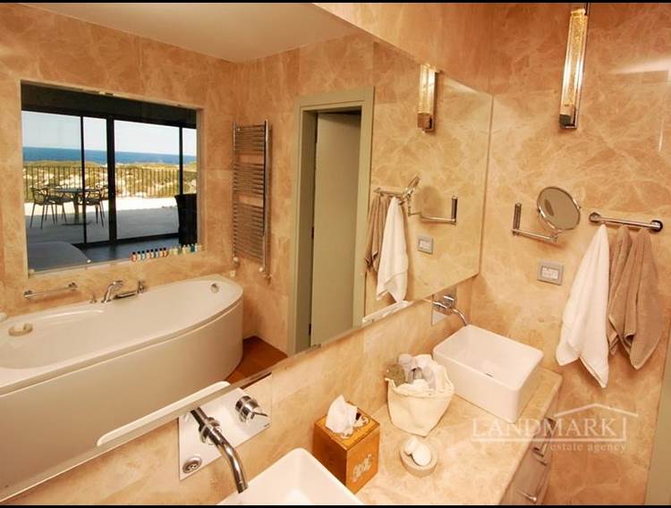 7 غرف نوم بحمام داخلي + فيلا فاخرة + حمام سباحة + واجهة بحرية مباشرة + مفروشة بالكامل + ساونا + موقع متميز 