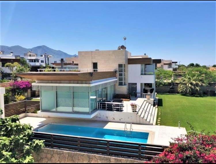 4 sovrum LUXURY - SEA FRONT villa + modern design + 10m x 5m pool + möblerad + centralvärmesystem + luftkonditionering