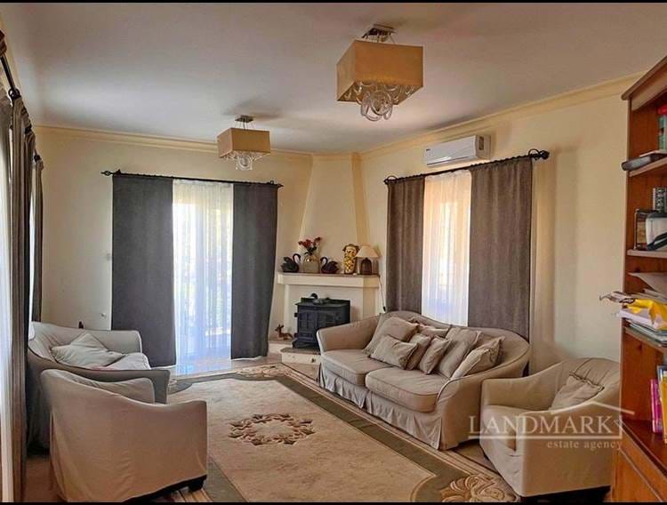 Villa mit 4 Schlafzimmern + 10m x 8m Pool + Möbliert + Zentralheizung + Grundbuch im Namen des Eigentümers, MwSt. gezahlt
