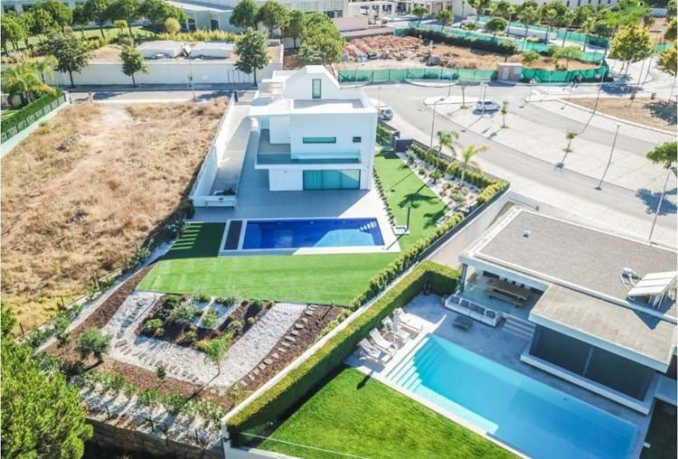 Luxurious contemporary villa located in a privileged area of Vilamoura with sea view, close to the golf courses and the magnificent Marina.