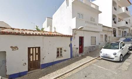 Under construction , a beautiful new cottage next to the beach in Albufeira´s old town.