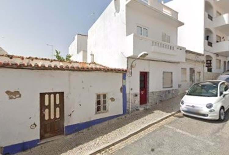 Under construction , a beautiful new cottage next to the beach in Albufeira´s old town.