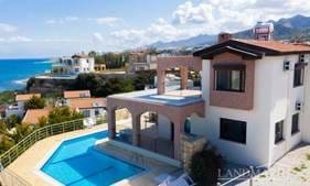 4-bedroom resale villa + shaped swimming pool + underfloor heating + amazing sea views