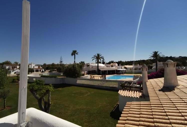 A lovely townhouse with two bedrooms, two bathrooms that has been completely renovated in Aldeia do Golf, Vilamoura.