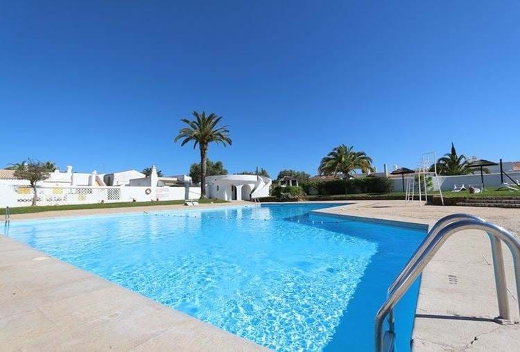 A lovely townhouse with two bedrooms, two bathrooms that has been completely renovated in Aldeia do Golf, Vilamoura.