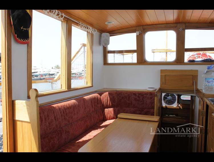 A wooden motor yacht with a salon and two cabins +1 bathroom + 1WC +  swimming platform and awning + sunbathing area.  