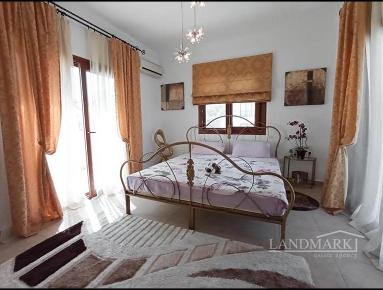 3 bedroom resale villa + kidney shape swimming pool + air conditioning 