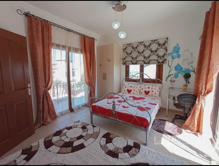 3 bedroom resale villa + kidney shape swimming pool + air conditioning 