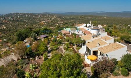 QUINTA ENCANTADORA is an amazing business and location consisting of 5 properties , three 1 BED houses, a 1X2 BED house and a 1X3 BED house.