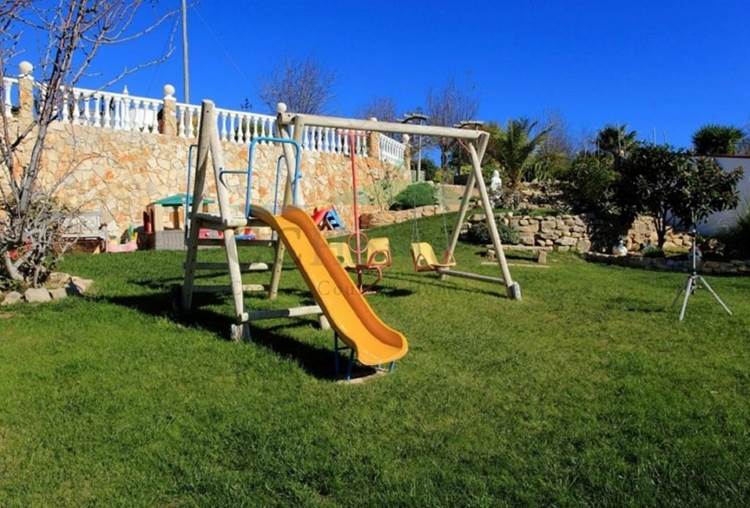 QUINTA ENCANTADORA is an amazing business and location consisting of three 1 BED houses, a 1X2 BED house and a 1X3 BED house.