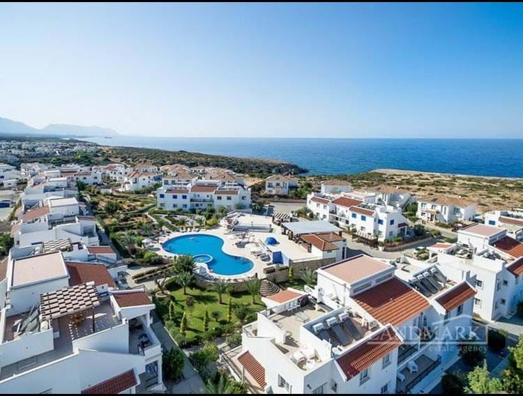 Ödüllü bir sitede 1/2 yatak odalı zemin kat satılık daire, tamamen mobilyalı ve özel plajı ile Akdeniz'e yürüme mesafesindedir 