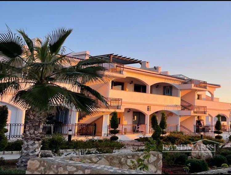 Ödüllü bir sitede 1/2 yatak odalı zemin kat satılık daire, tamamen mobilyalı ve özel plajı ile Akdeniz'e yürüme mesafesindedir 
