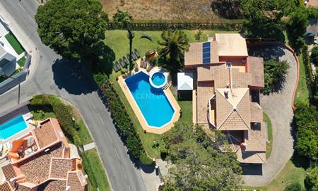 Luxury 7 bedroom villa in Vilamoura with swimming pool, 455m2 of construction area, set in a plot of 1370m2 