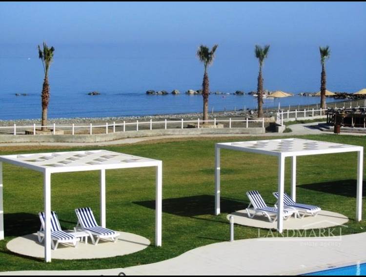 Trädgårdslägenhet med 3 sovrum + gemensam pool + strand + lagfart i ägarens namn Betald moms + turkisk lagfart