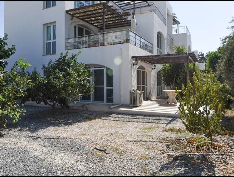 Квартира с 3 спальнями и садом + общий бассейн + пляж + Свидетельство о праве собственности на имя владельца, уплаченный НДС + турецкий документ о праве собственности