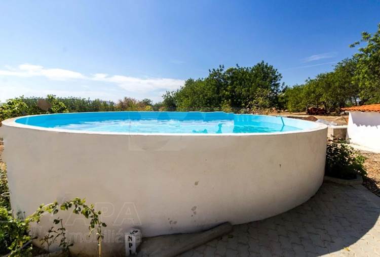 Beautiful farm located near Boliqueime, just 10 minutes drive from the center of Loulé, 15 minutes from the beach and 20 minutes from Faro Airport.