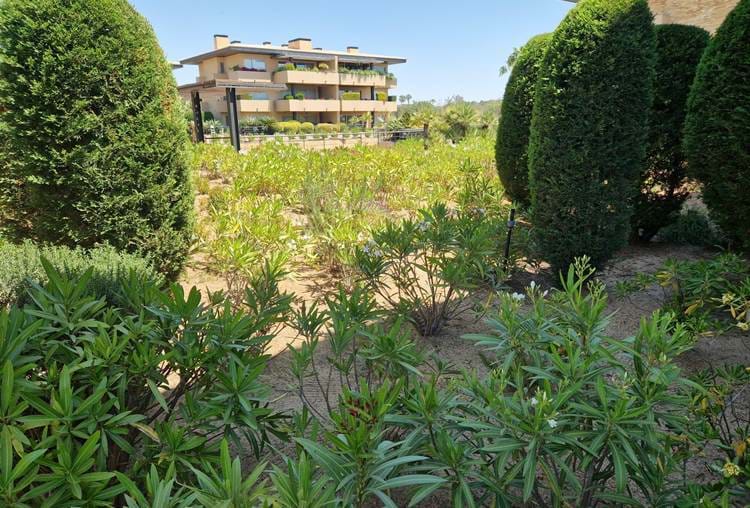 A beautiful deluxe large 2 bed 2 bath ground floor apartment in one of Vilamoura most exclusive condominiums San Zenone next to the Millennium and Laguna golf course club house.