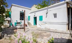 2 sovrum traditionellt cypriotiskt hus + vitvaror + vacker trädgård Lagfart i ägarens namn, moms betald