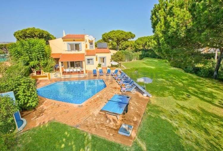 A beautiful detached villa with 5 bedrooms with magnificent garden and with private pool in quiet area of Vilamoura.