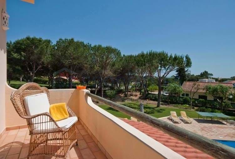 A beautiful detached villa with 5 bedrooms with magnificent garden and with private pool in quiet area of Vilamoura.