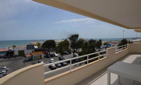 An amazing 2 bedroom apartment fully refurbished with direct south facing views to the sea.