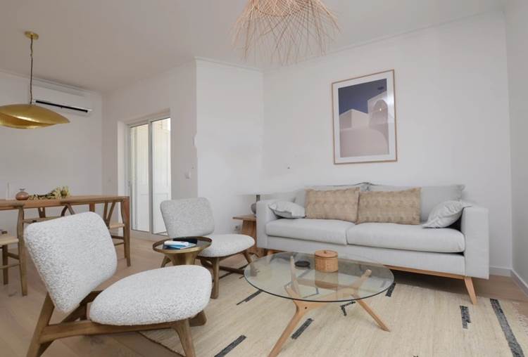 An amazing 2 bedroom apartment fully refurbished with direct south facing views to the sea.