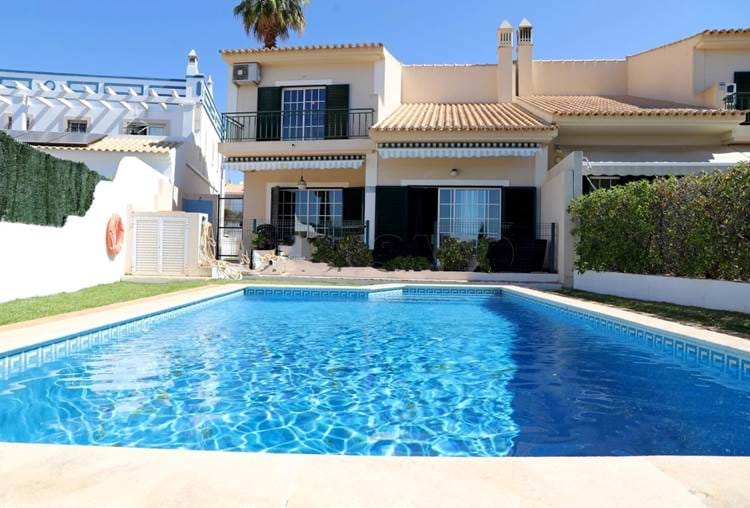 Fantastic villa with 3 bedrooms, semi-detached and in premium location of Vilamoura. With a plot of about 303m2, this villa located in a quiet area of Vilamoura, offers a fantastic garden with private pool.