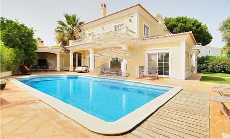 Detached 4 bedroom villa in lot with swimming pool and garden, located in Urb. The Village 