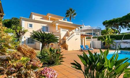 Beautiful modern 4 bedroom villa for sale in Vilamoura, with a private pool and an annex with a 1 bedroom apartment next to the marina and beach.