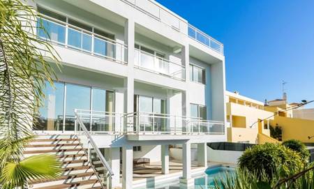 Luxuosa Villa T5 à venda em Albufeira, situada em uma área muito tranquila e tranquila, a 5 minutos da praia de Oura e a 40 minutos do Aeroporto do Faro.