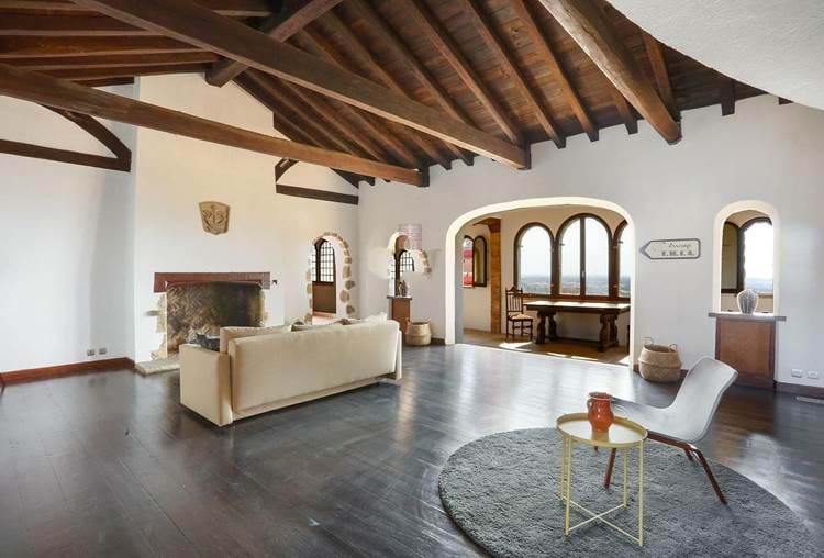 The 1,860 m2 of this stately residence situated on top of a hill and 46,800 m2 of land with panoramic views of the sea, 