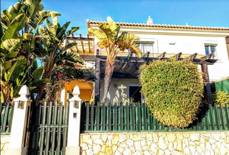 Fantastic three-storey villa, located in the Figueiral Villas condominium, with swimming pool and private jacuzzi, next to Quinta do Lago.