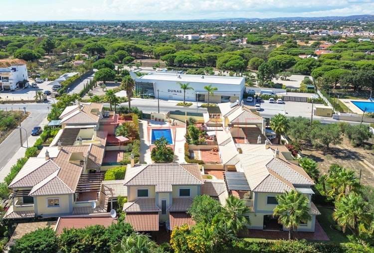 Fantastic three-storey villa, located in the Figueiral Villas condominium, with swimming pool and private jacuzzi, next to Quinta do Lago.