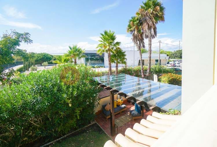 Fantástica vila de três andares, localizada no condomínio Figueiral Villas, com piscina e jacuzzi privativa, ao lado da Quinta do Lago.